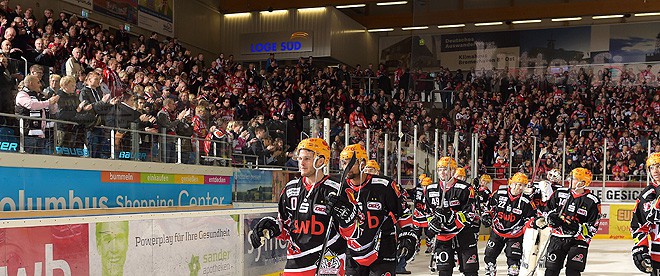 Bremerhaven kommt mit dem 1. Fanflieger der DEL2
