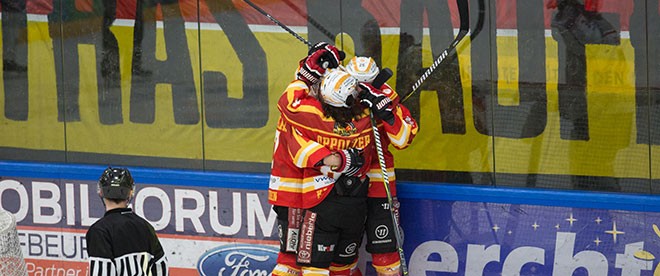 Kaufbeuren siegt und Goalie Vajs bejubelt achten Shutout