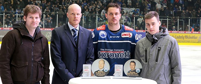 Trainer und Stürmer des Jahres nehmen ihre jeweilige Auszeichnung entgegen